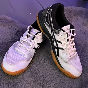 \Women’s asics volleyball shoes!